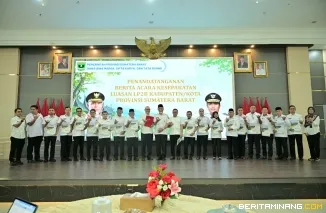Suasana penandatanganan BAP LP2B  di Auditorium Gubernuran, Rabu (8/7/2026), dipimpin Gubernur Mahyeldi bersama bupati dan wali kota se-Sumbar disaksikan Direktur Jenderal Tata Ruang Kementerian ATR/BPN Suyus Windayana. Foto: Biro Adpim Sumbar