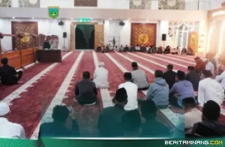 Suasana menggelar acara Tausiah, Zikir, dan Doa Bersama sebagai penutup rangkaian Refleksi Satu Abad Gempa Padang Panjang di Masjid Agung Manarul 'Ilmi Islamic Centre, Senin (29/6/2026) malam.  Foto: Kominfo Padang Panjang