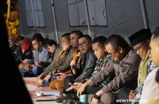 Wali Kota Padang Panjang, Hendri Arnis, memimpin audiensi terkait rencana pemanfaatan tanah erfpacht di kawasan Sungai Andok RT 6, Kelurahan Kampung Manggis, Kecamatan Padang Panjang Barat, Senin (13/7/2026) malam. Foto: Kominfo Padang Panjang