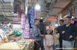 Wali Kota Hendri Arnis ketika lakukan monitoring kebersihan di kawasan Pasar Pusat, Ahad (5/7/2026). Foto: Kominfo Padang Panjang