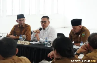 Wali Kota Padang Panjang, Hendri Arnis, saat memimpin Rapat Persiapan HUT RI dan HJK di Hall Lantai III Balai Kota, Senin (20/7/2026). Foto: Kominfo Padang Panjang