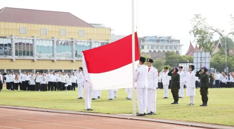 Suasana Peringatan Hari Ulang Tahun (HUT) ke-81 Kemerdekaan Republik Indonesia di UNP, Senin (17/8/2026) Bertempat di Lapangan Sepak Bola Fakultas Ilmu Keolahragaan (FIK) UNP. Foto: Humas UNP