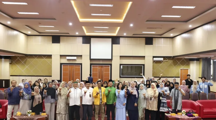 kegiatan Kuliah Umum dengan topik  "Berbagai Perkembangan Sastra Dunia: Tradisi, Modernitas, dan Inovasi Digital" pada Jumat (31/7) di Auditorium FBS UNP.