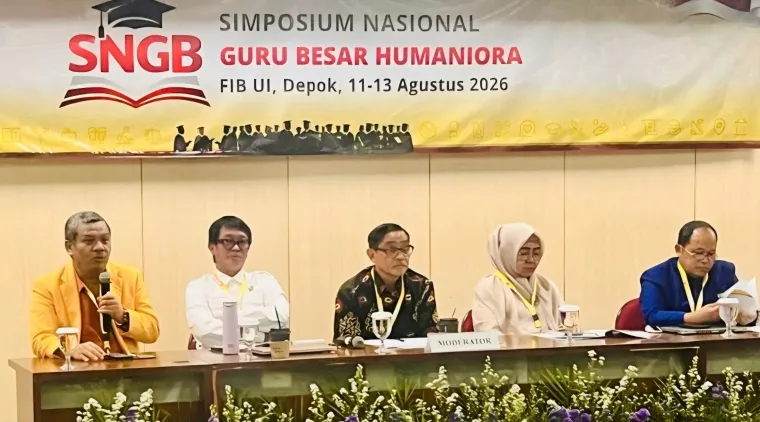 Prof. Dr. Ermanto, S.Pd., M.Hum. sebagai Pemateri pada Sesi I pada Simposium Nasional Guru Besar Humaniora di Universitas Indonesia.