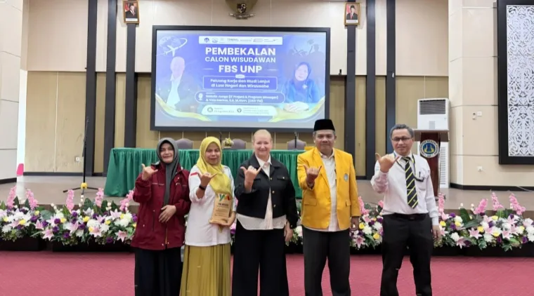 Kegiatan pembekalan yang berlangsung di Auditorium FBS UNP pada Selasa (4/8) ini dibuka secara resmi oleh Dekan FBS UNP, Prof. Dr. Ermanto, S.Pd., M.Hum.