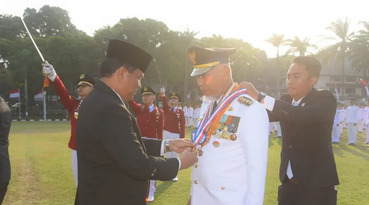 Rektor IPDN, Dr. Halilul Khairi ketika menganugerahkan Kartika Pamong Praja Madya kepada Gubernur Mahyeldi di Kampus IPDN Jatinangor, Kabupaten Sumedang, Jawa Barat, Rabu (5/8/2026). Foto-Foto: Biro Adpim Sumbar