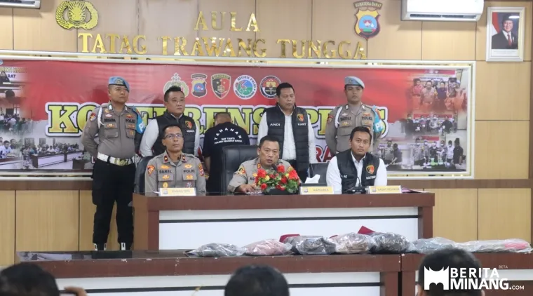 Polres Pasaman Barat menggelar konferensi pers terkait pengungkapan kasus dugaan pembunuhan terhadap dua perempuan lanjut usia (lansia) yang merupakan ibu dan nenek kandung tersangka. (24/8). Foto : h