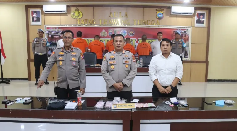 Kapolres Polres Pasaman Barat  memperlihatkan barang Bukti pengungkapan Kasus Peredaran Narkotika Sepanjang Semester Tahun 2026.(24/8). Foto : h