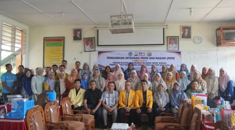 Tim PKM TP FIP UNP dipimpin oleh Dr. Nofri Hendri, M.Pd foto bersama dengan para guru SMAN 1 Batipuh, Kabupaten Tanah Datar. Foto-Foto: Tim Pengabdian UNP