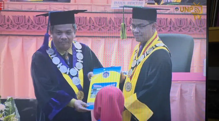 Penyerahan SK Rektor UNP tentang pendirian Program Studi Pendidikan Bahasa Mandarin tersebut dilaksanakan pada Senin (24/8) bertempat di Auditorium Kampus UNP Air Tawar Padang dalam rangkaian kegiatan Upacara Wisuda.