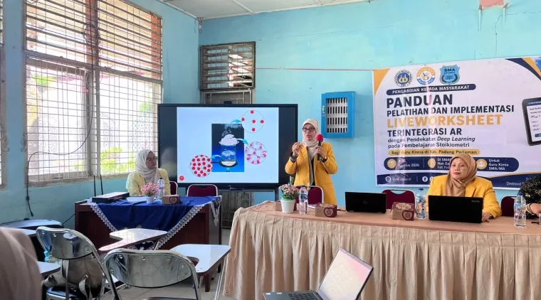 Ketua Tim Pengabadia Masyarakat UNPProf. Dr. Minda Azhar ketika memberikan materi dihadapan guru-guru Kimia se Kabupaten Padang Pariaman, Sabtru (8/8/2026) di SMA Negeri 1 Nan Sabaris. Foto-Foto:  Tim Pengabdian UNP
