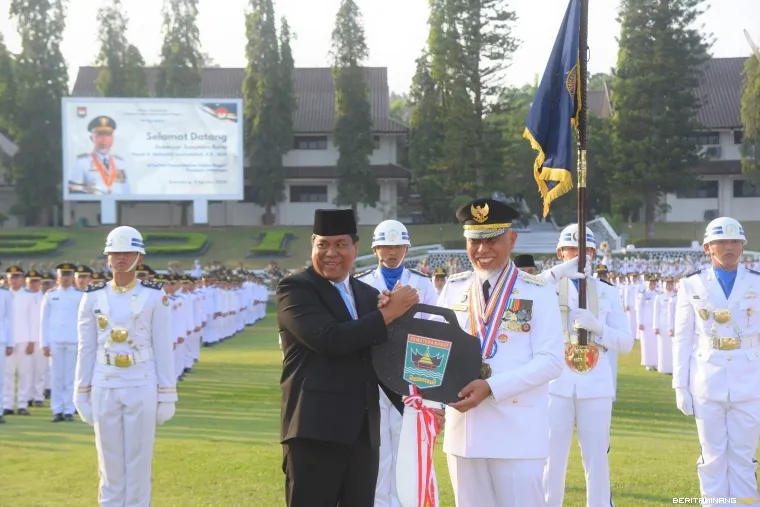 Gubernur Mahyeldi dan Rektor IPDN perlihatkan penghargaan.