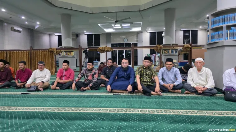 Pimpinan Universitas Negeri Padang bersama Rektor UPI YPTK Padang.