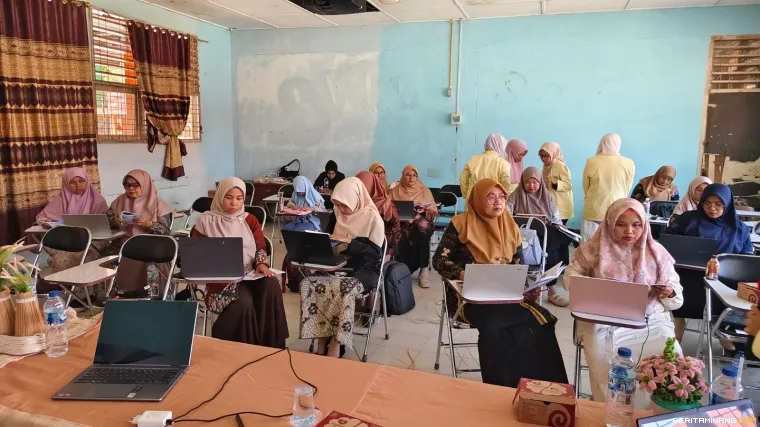 Suasana Workshop Penggunaan Augmented Reality ke Guru Kimia SMA di Padang Pariaman.