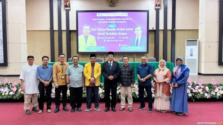 Narasumber bersama pimpinan FBS Universitas Negeri Padang. 
