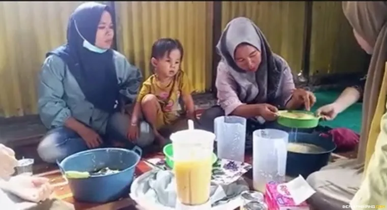 Gambar 3. Peserta mempraktikkan tahapan pengolahan susu jagung dalam pelatihan di Nagari Sikabu.