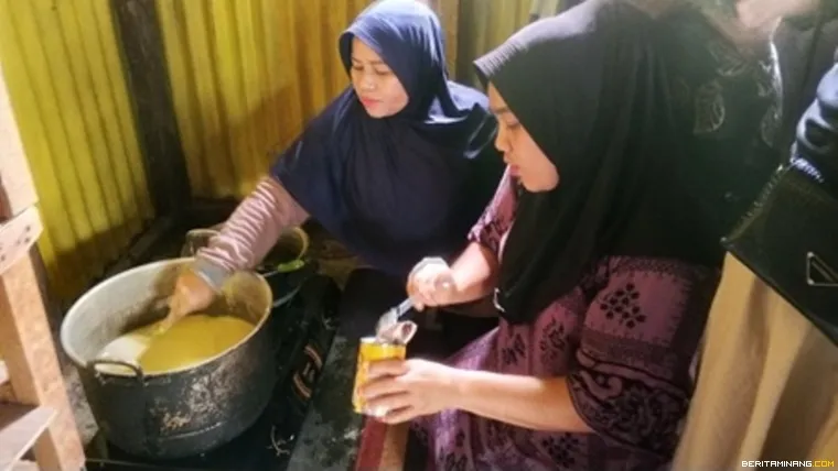 Gambar 4. Peserta melakukan proses pemasakan susu jagung dalam pelatihan di Nagari Sikabu.