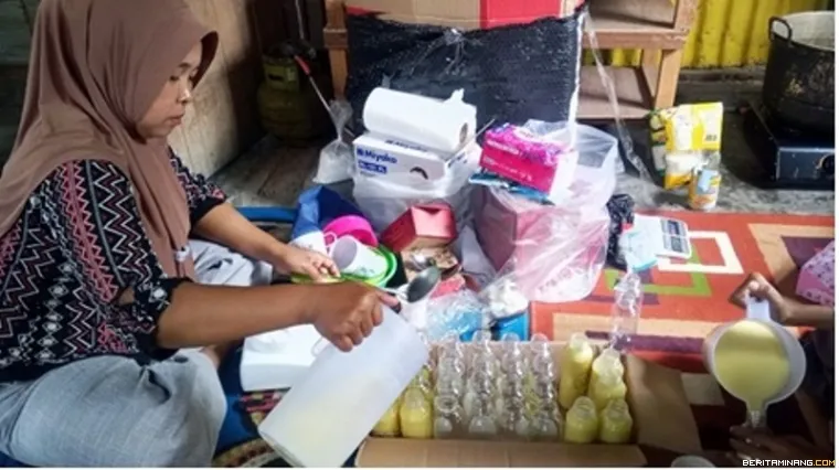 Gambar 5. Susu jagung hasil produksi peserta dikemas dalam botol untuk menjaga mutu produk.