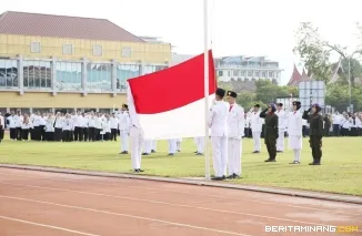 Suasana Peringatan Hari Ulang Tahun (HUT) ke-81 Kemerdekaan Republik Indonesia di UNP, Senin (17/8/2026) Bertempat di Lapangan Sepak Bola Fakultas Ilmu Keolahragaan (FIK) UNP. Foto: Humas UNP