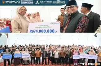 Pemko Bukittinggi serahkan insentif triwulan II tahun 2026 kepada 735 guru keagamaan dan 154 Garin mashalla dan masjid, di balairung rumah Dinas Wako, kamis, (30/07)