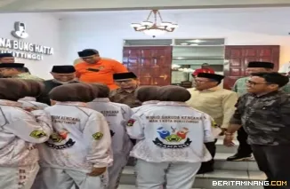 Bersama Wawako Ibnu Asis, Gubernur Mahyeldi Lepas Kontingen MAN 1 Bukittinggi ke LKBB-PB Nasional