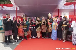 Busana Adat Nusantara Warnai Upacara HUT ke-81 RI di Padang Panjang