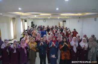 Ketua TP-PKK Kota Padang Panjang Ny. Maria Feronika Hendri saat menghadiri Sosialisasi Pencegahan Perkawinan Anak di Aula Hotel Rang Kayo Basa, Jumat (7/8/2026). Foto: Kominfo Padang Panjang