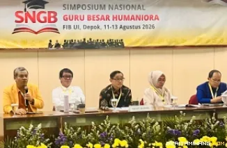 Prof. Dr. Ermanto, S.Pd., M.Hum. sebagai Pemateri pada Sesi I pada Simposium Nasional Guru Besar Humaniora di Universitas Indonesia.