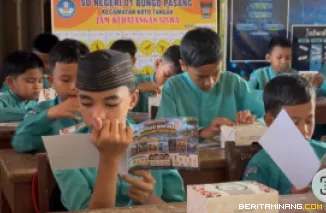 Siswa SDN 01 Bungo Pasang, Koto Tangah, Padang saat membaca simulasi Komik Digital. (Foto: Istimewa)