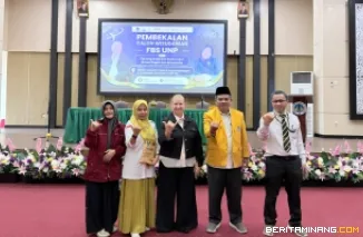 Kegiatan pembekalan yang berlangsung di Auditorium FBS UNP pada Selasa (4/8) ini dibuka secara resmi oleh Dekan FBS UNP, Prof. Dr. Ermanto, S.Pd., M.Hum.
