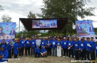 Bupati Yulianto, Pengurus DPC Partai Demokrat dan peserta kegiatan Langit Biru Indonesia Asri  jelang kegiatan bersih-bersih Pantai Sasak. Foto : (7/8). Foto : d
