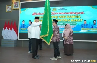 Gubernur Sumbar Mahyeldi (kiri) menyerahkan bendera Pataka ke Ketua Korpri Sumbar  Andri Yulika (kanan) saat pelepasan Kafilah mengikuti MTQ ke-8 KORPRI  Nasional 2026  Makassar di Auditorium Istana Gubernuran, Jumat (21/8/2026). Foto: Makopim/David
