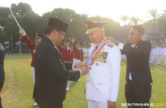 Rektor IPDN, Dr. Halilul Khairi ketika menganugerahkan Kartika Pamong Praja Madya kepada Gubernur Mahyeldi di Kampus IPDN Jatinangor, Kabupaten Sumedang, Jawa Barat, Rabu (5/8/2026). Foto-Foto: Biro Adpim Sumbar