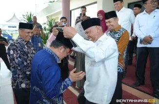 Gubernur Provinsi Sumatera Barat Mahyeldi Ansharullah (kanan), menyambut kedatangan Sekretaris Jenderal Kementerian Agama Republik Indonesia Kamaruddin Amin (kiri) di VIP Bandara Internasional Minangkabau , jumat (21/8/2026). Foto: Dok. Makopim/David