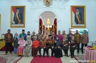 Gubernur Provinsi Sumatera Barat Mahyeldi Ansharullah (kiri), menjamu makan malam Ketua Umum Dewan Pengurus Pusat Ikatan Keluarga Alumni Lemhannas (DPP IKAL-Lemhannas) Purnomo Yusgiantoro (kanan) beserta rombongan, di Istana Gubernuran , jumat (21/8/2026)