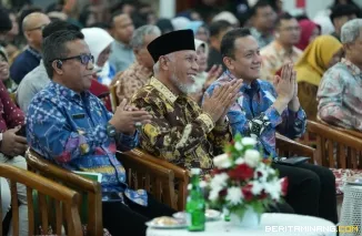 Gubernur Sumbar Mahyeldi (tengah) , Wakil Menteri LH Diaz Faisal Malik Hendropriyono (kanan), di Rakor  Teknis Tata Lingkungan 2026 di Auditorium Unand, Senin (20/8/2026). Foto: Makopim/David