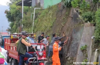 Jelang HUT RI ke-81, Warga PPB Gotong Royong Bersihkan Jalan Menuju Taman Makam Pahlawan