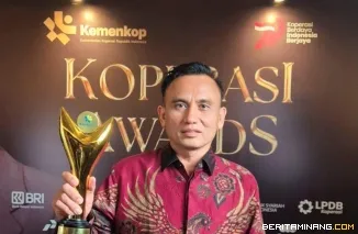 Kepala Dinas Koperasi dan UKM Provinsi Sumatera Barat, Endrizal usai menerima penghargaan Bakti Koperasi Satya Bhakti Pamong Artha dalam ajang Koperasi Awards 2026 yang digelar di Hotel St. Regis, Jakarta, Kamis malam (20/8). Foto :wa
