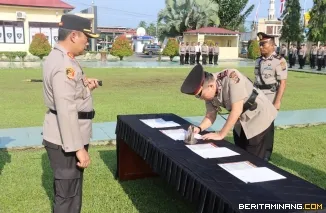 Kapolres Pasaman Barat Pimpin Serah Terima Jabatan PJU Polres dan Kapolsek Sungai Beremas. (1/8). Foto : h