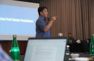 Pemimpin Redaksi Suara.com/Inisiator LMC Suwarjono sedang paparan. Foto: Humas LMC