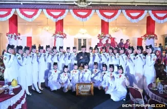Gubernur Sumatera Barat (Sumbar), Mahyeldi Ansharullah foto bersama Paskibra di Malam Resepsi Peringatan Haru Ulang Tahun ke-81 Kemerdekaan Republik Indonesia Tahun 2026 di Halaman Istana Gubernur Sumatera Barat, Senin (17/08/2026)  Foto:  Makopim/Ab
