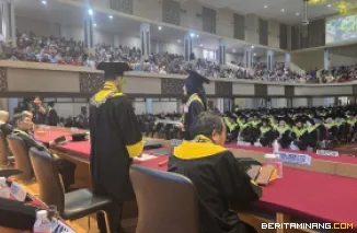 Hari pertama upacara wisuda pada Senin (24/8) bertempat di Auditorium Kampus UNP Air Tawar Padang.