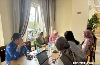 Tim Direktorat Fashion Kemenekraf yang dipimpin Maudy melakukan survei dan audiensi dengan Ketua Dekranasda Kota Padang Panjang, Ny. Maria Feronika Hendri, di Hotel Rang Kayo Basa, Kamis (6/8/2026). Foto: Kominfo Padang Panjang