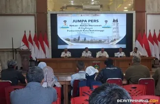 Pemko Bukittinggi melalui Sekda Rismal Hadi, paparkan program penataan kota dan pengamanan aset daerah yang menjadi prioritas dalam Jumpa Pers dengan Wartawan yang bertugas di Bukittinggi, di Aula Balaikota, Rabu, (5/8)