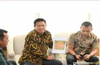 Wako Bukittinggi melalui Sekdako Rismal Hadi klarifikasi  kericuhan yang mewarnai kegiatan pemasangan plank pengumuman aset daerah di dekat Universitas Fordekok, di ruangan kerja Sekda, KAMIS, (23/07)