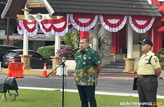 Asisten Administrasi Umum Setda Provinsi Sumbar, Medi Iswandi saat menyampaikan imbauan Gubernur kepada ASN untuk berdonasi baginkorban terdampak bencana gempa di NTT saat apel pagi, Kamis (20/8/2026). Foto: Adpim Sumbar