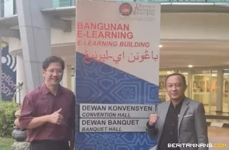 Ketua Tim UNP Dr. Hendra Hidayat, M.Pd. (kanan) disambut hangat oleh perwakilan mitra luar negeri, Prof. Madya Dr. Hafizul Fahri Hanafi dari Faculty of Computing and Meta-Technology UPSI. Foto: Humas UNP