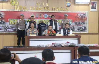 Polres Pasaman Barat menggelar konferensi pers terkait pengungkapan kasus dugaan pembunuhan terhadap dua perempuan lanjut usia (lansia) yang merupakan ibu dan nenek kandung tersangka. (24/8). Foto : h
