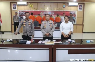 Kapolres Polres Pasaman Barat  memperlihatkan barang Bukti pengungkapan Kasus Peredaran Narkotika Sepanjang Semester Tahun 2026.(24/8). Foto : h