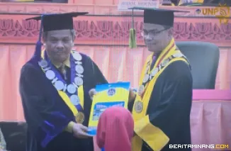 Penyerahan SK Rektor UNP tentang pendirian Program Studi Pendidikan Bahasa Mandarin tersebut dilaksanakan pada Senin (24/8) bertempat di Auditorium Kampus UNP Air Tawar Padang dalam rangkaian kegiatan Upacara Wisuda.